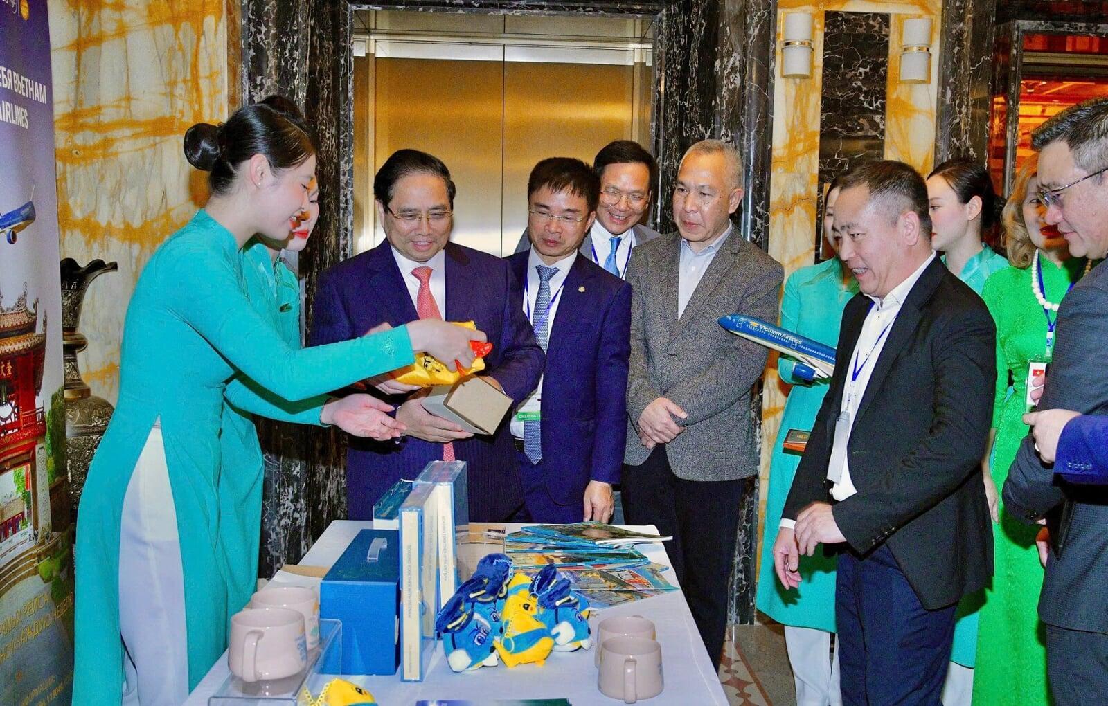 Mascot Vietnam Airlines Của Kymviet Đồng Hành Cùng Thủ Tướng Trong Chuyến Công Tác Tại Liên Bang Nga