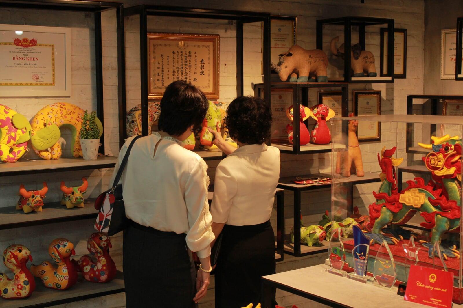 Top of Mind: What to Buy in Vietnam for Unforgettable Souvenirs & Cultural Gifts